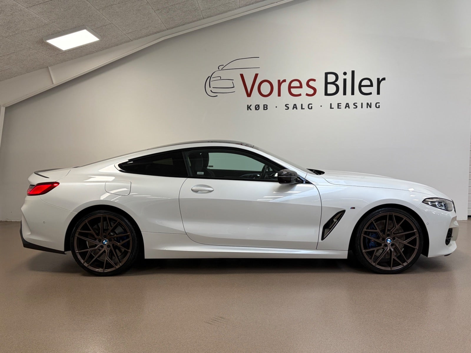 Hvid BMW M850i fra 2019