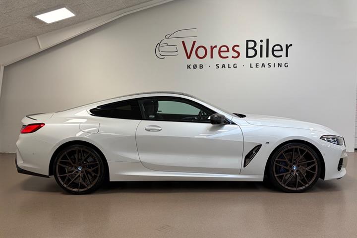Hvid BMW M850i fra 2019