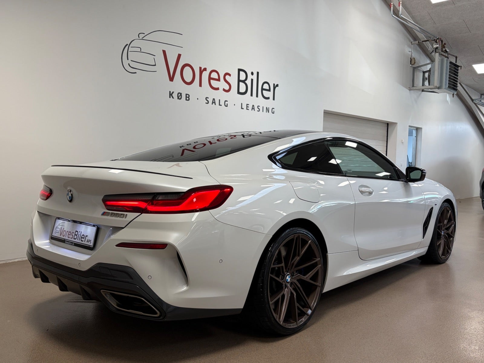 Hvid BMW M850i fra 2019