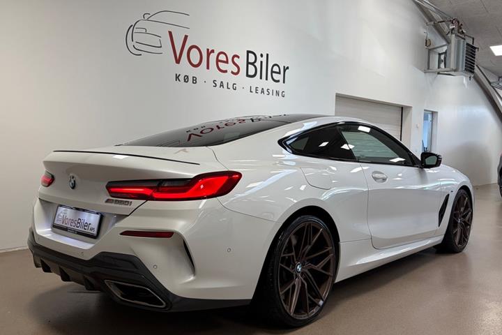 Hvid BMW M850i fra 2019