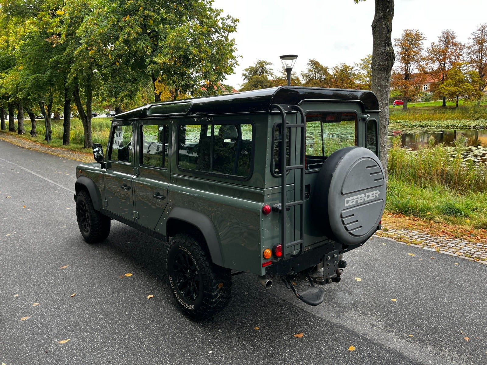 Grøn Land Rover Defender 110 fra 2013