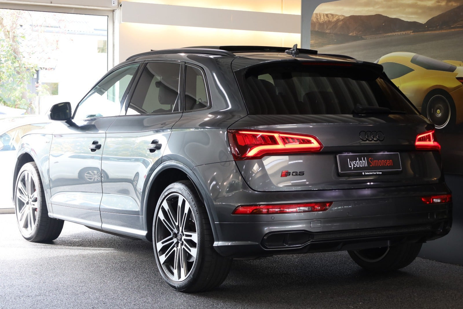 Grå Audi SQ5 fra 2018