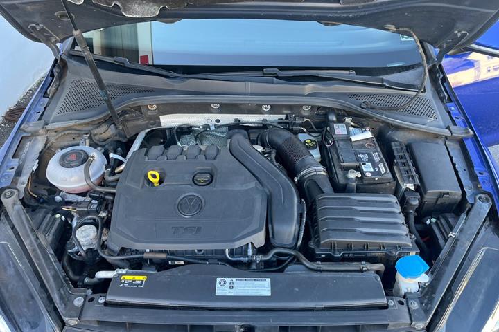 Blå VW Golf VII fra 2018