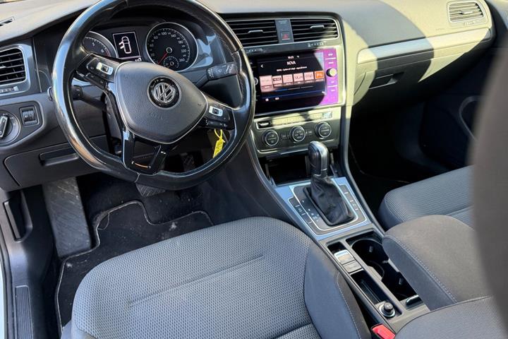 Hvid VW Golf VII fra 2017