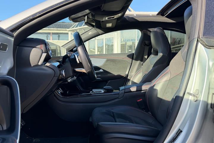 Sølv Mercedes CLA250 e fra 2022