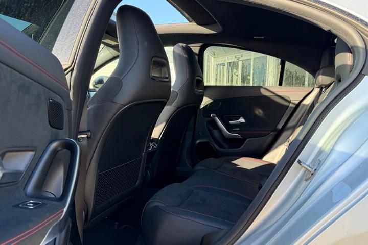 Sølv Mercedes CLA250 e fra 2022