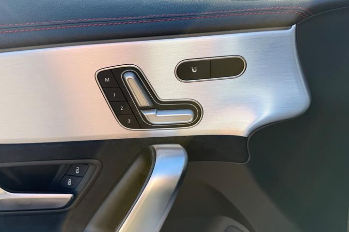 Sølv Mercedes CLA250 e fra 2022