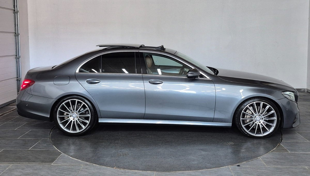 Grå Mercedes E350 d fra 2016