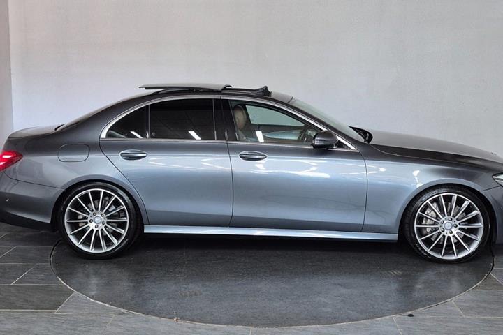 Grå Mercedes E350 d fra 2016