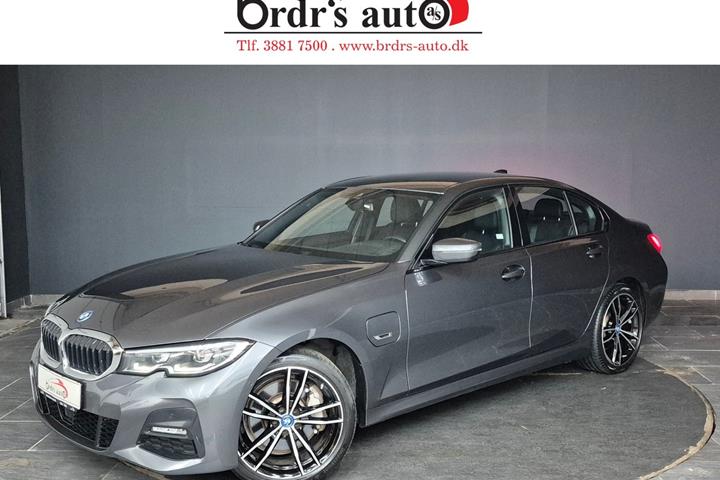 Grå BMW 330e fra 2022
