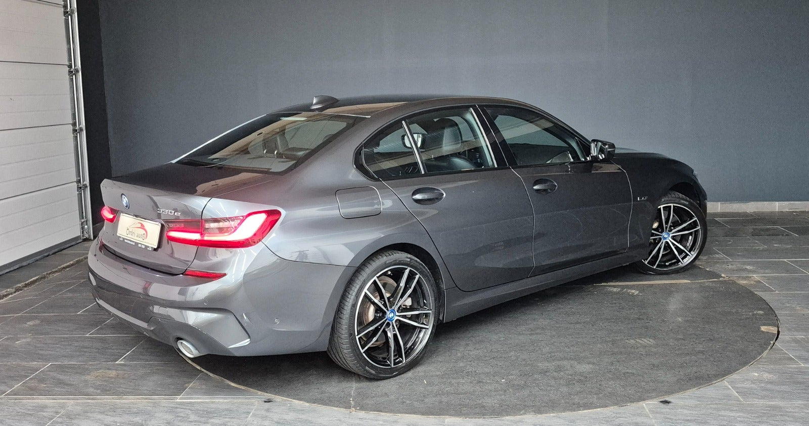 Grå BMW 330e fra 2022