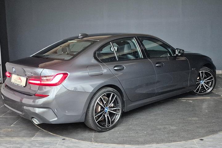 Grå BMW 330e fra 2022