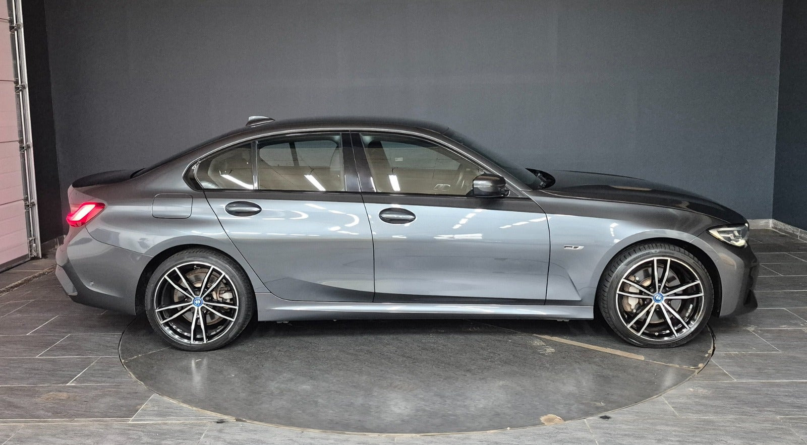 Grå BMW 330e fra 2022