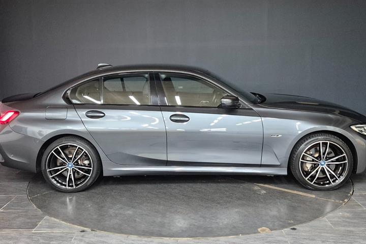 Grå BMW 330e fra 2022
