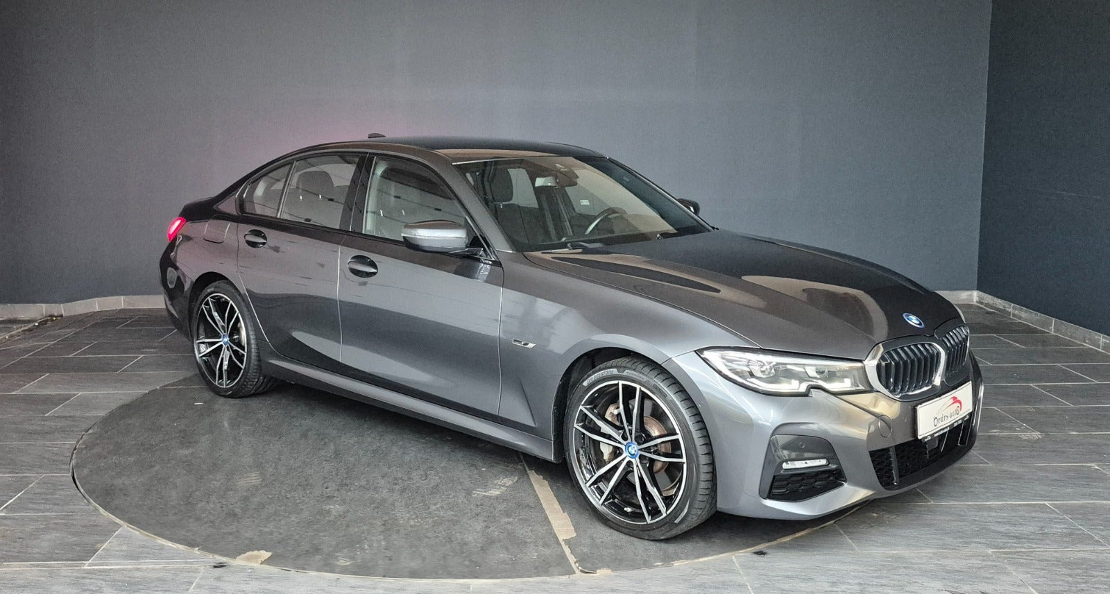 Grå BMW 330e fra 2022