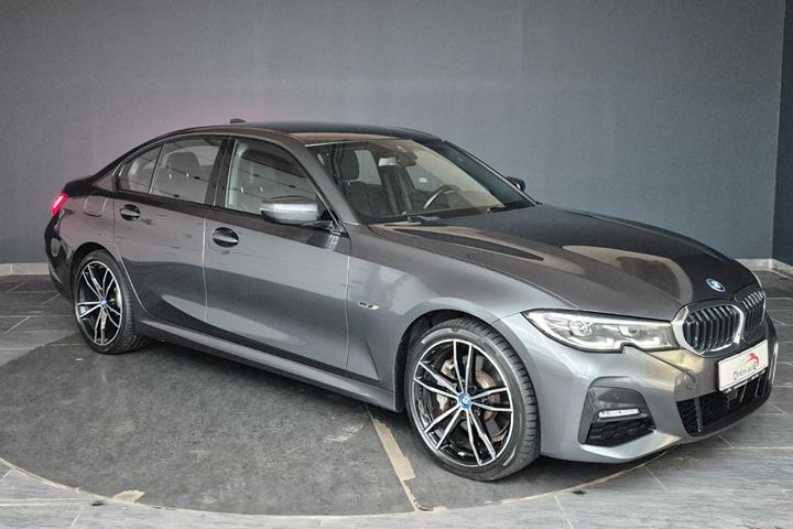 Grå BMW 330e fra 2022