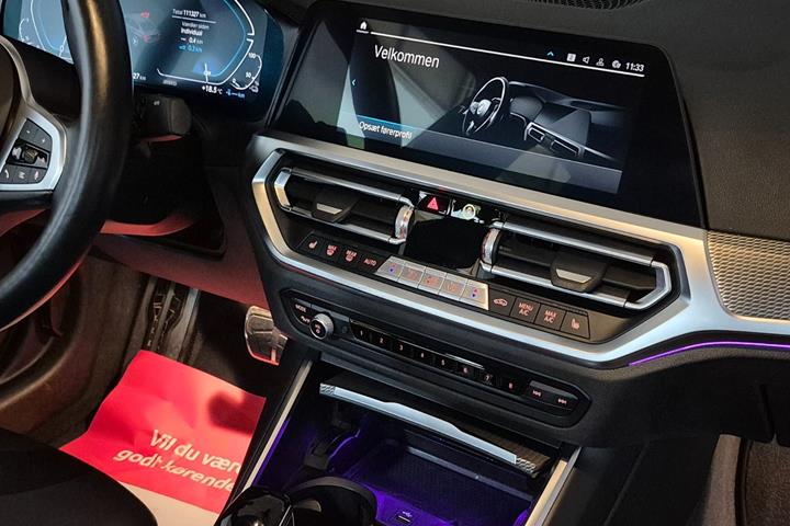 Grå BMW 330e fra 2022