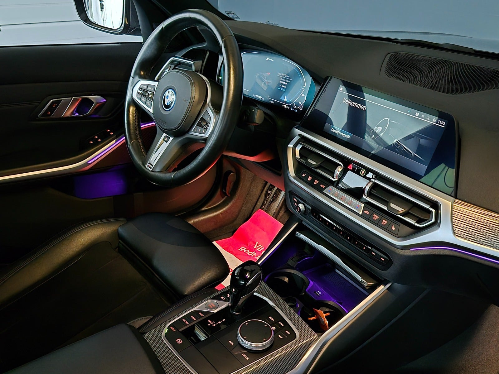 Grå BMW 330e fra 2022