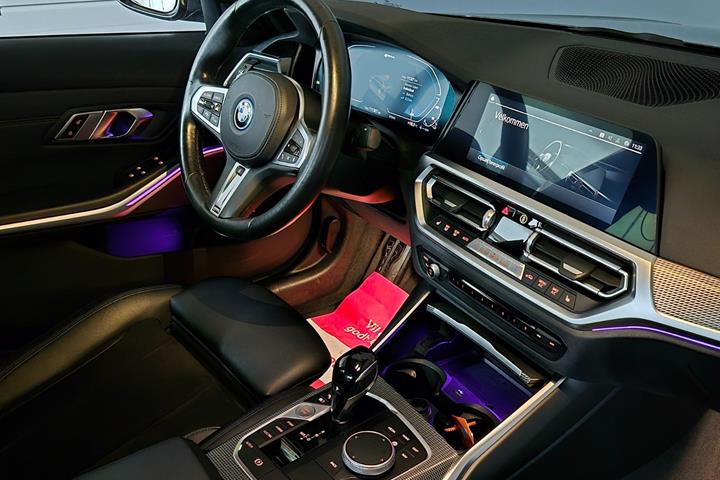 Grå BMW 330e fra 2022