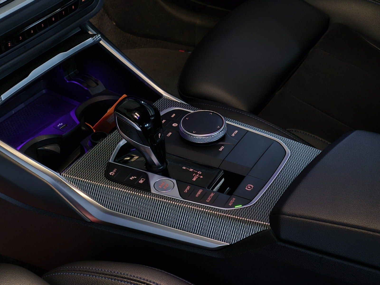 Grå BMW 330e fra 2022