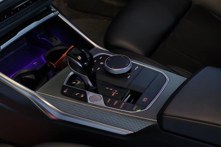 Grå BMW 330e fra 2022