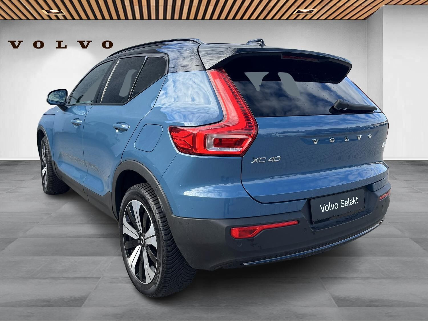 Blå Volvo XC40 fra 2023