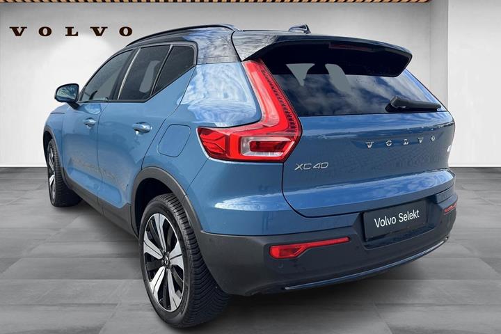 Blå Volvo XC40 fra 2023
