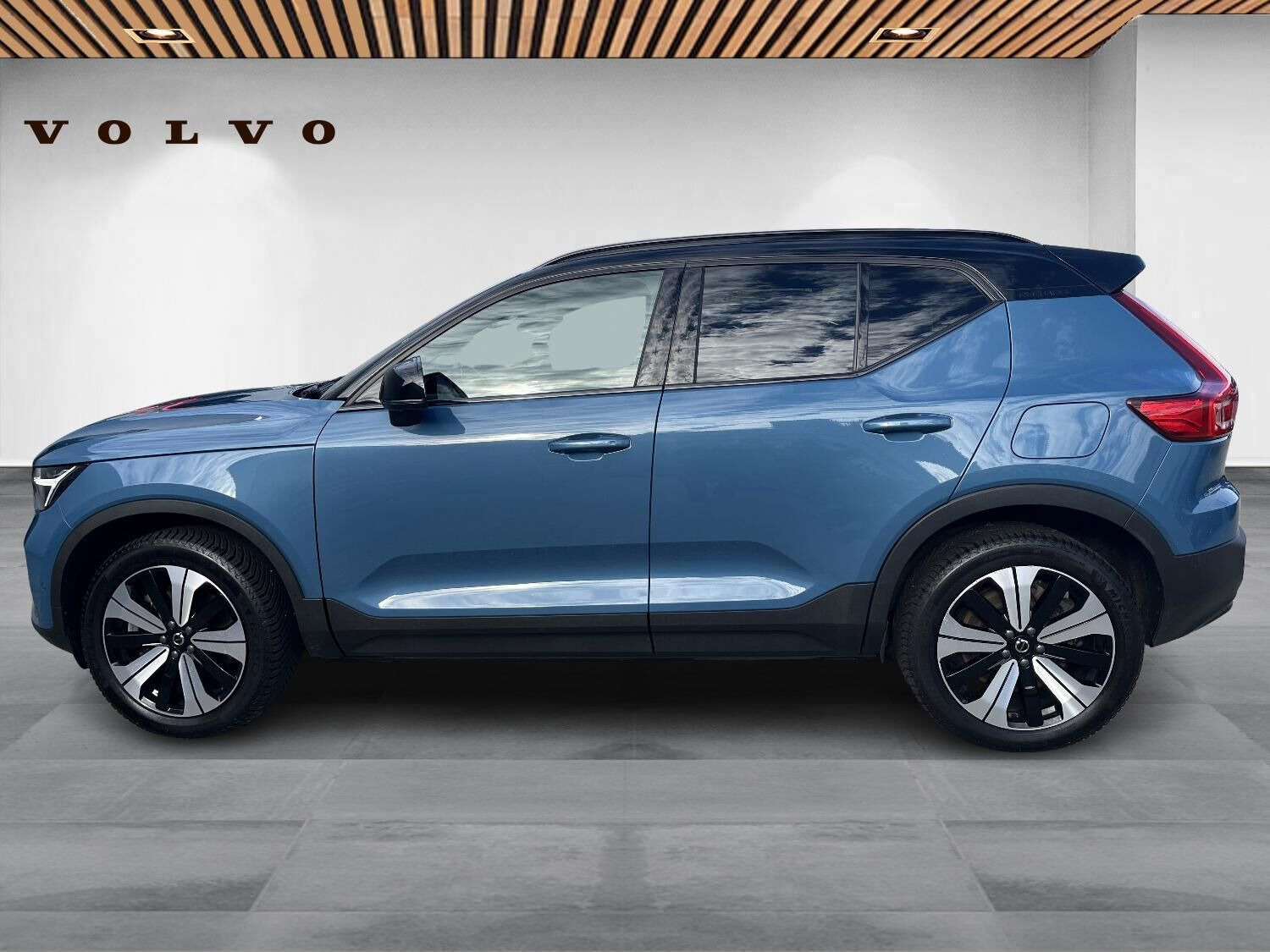 Blå Volvo XC40 fra 2023