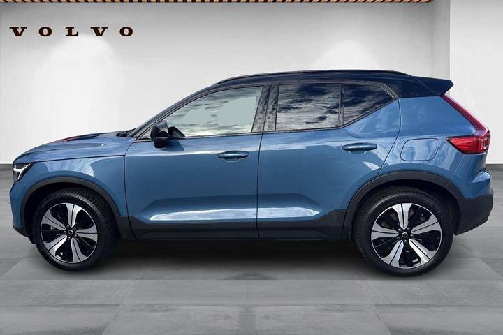 Blå Volvo XC40 fra 2023