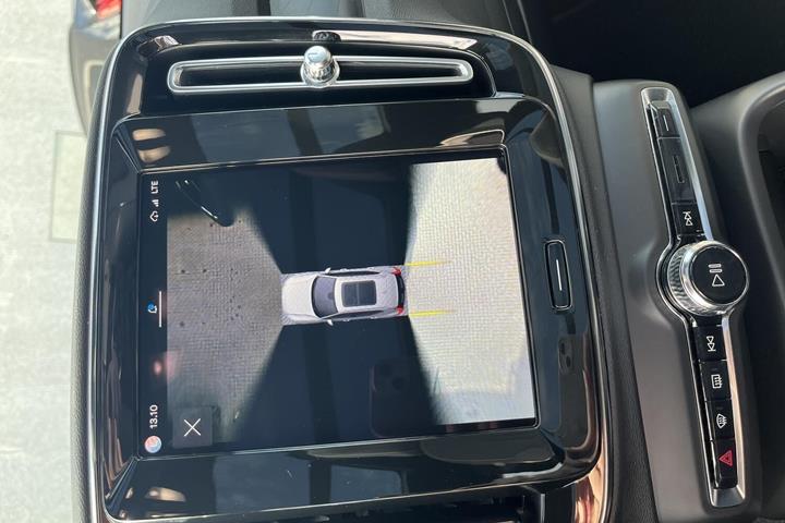Blå Volvo XC40 fra 2023