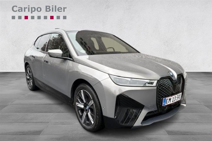 Grå BMW iX fra 2024