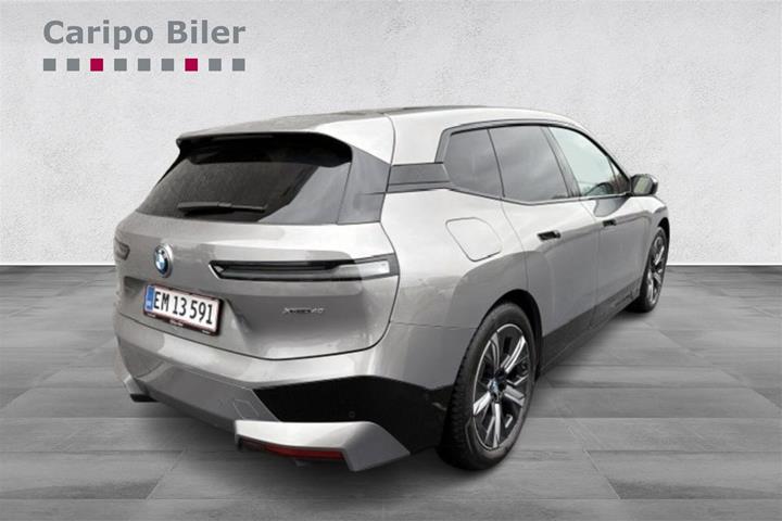Grå BMW iX fra 2024