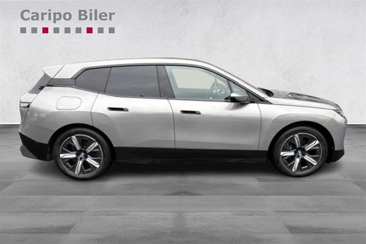 Grå BMW iX fra 2024