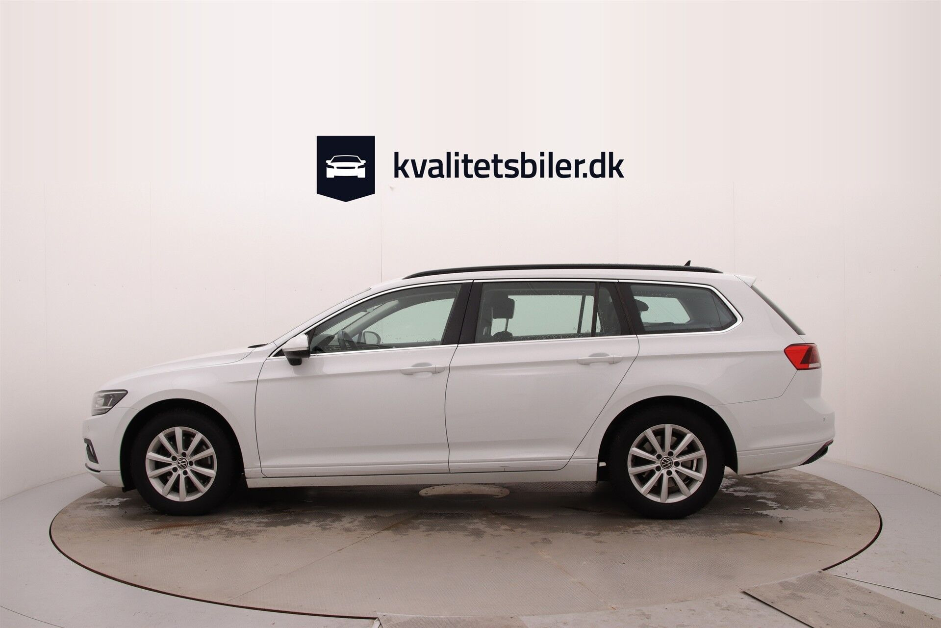 Hvid VW Passat fra 2023