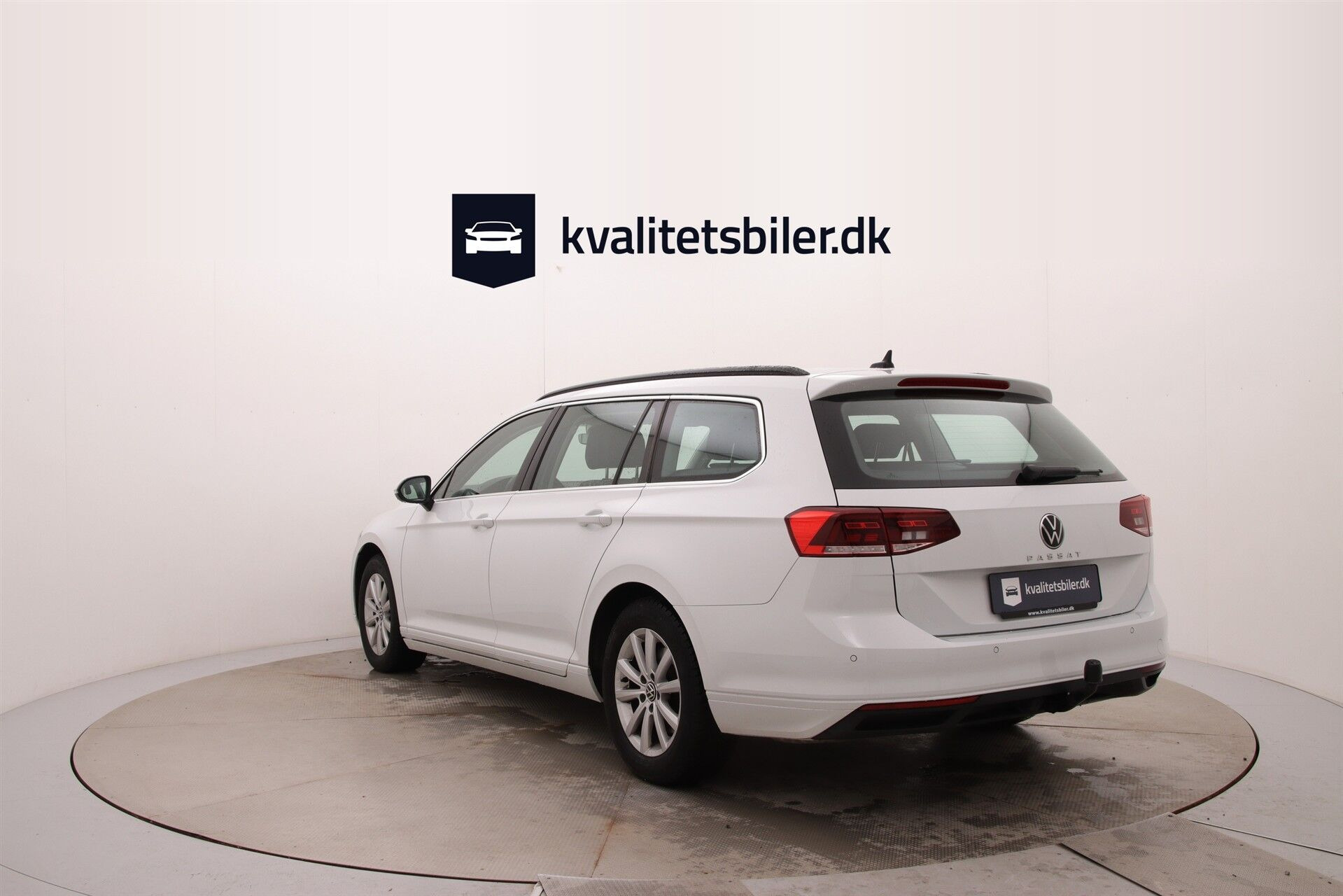 Hvid VW Passat fra 2023