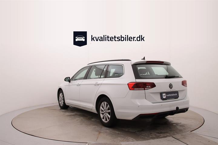 Hvid VW Passat fra 2023