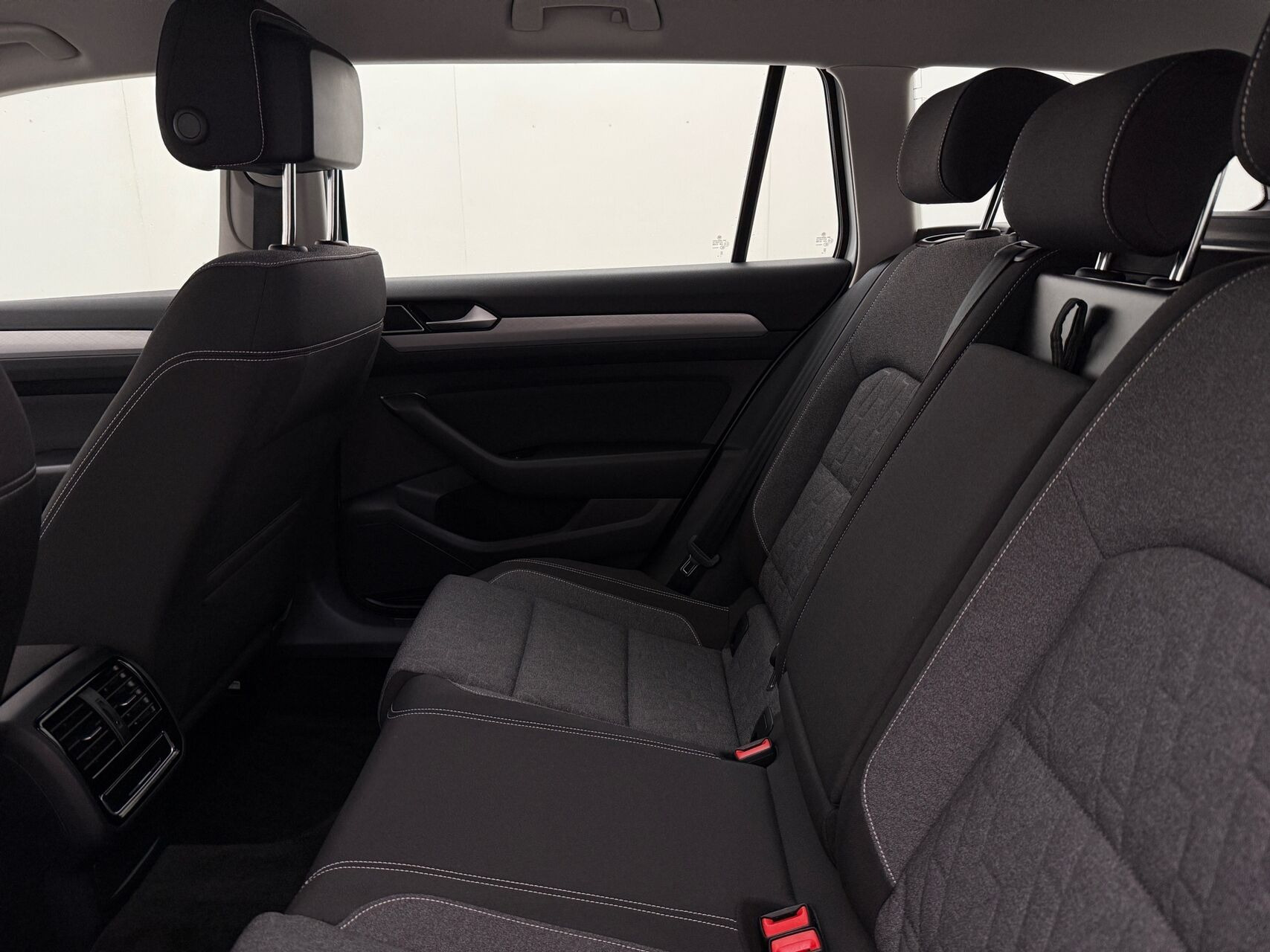 Hvid VW Passat fra 2023