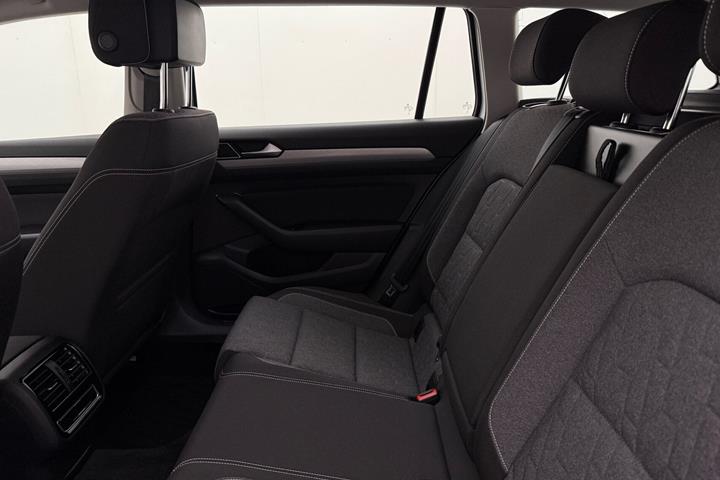 Hvid VW Passat fra 2023