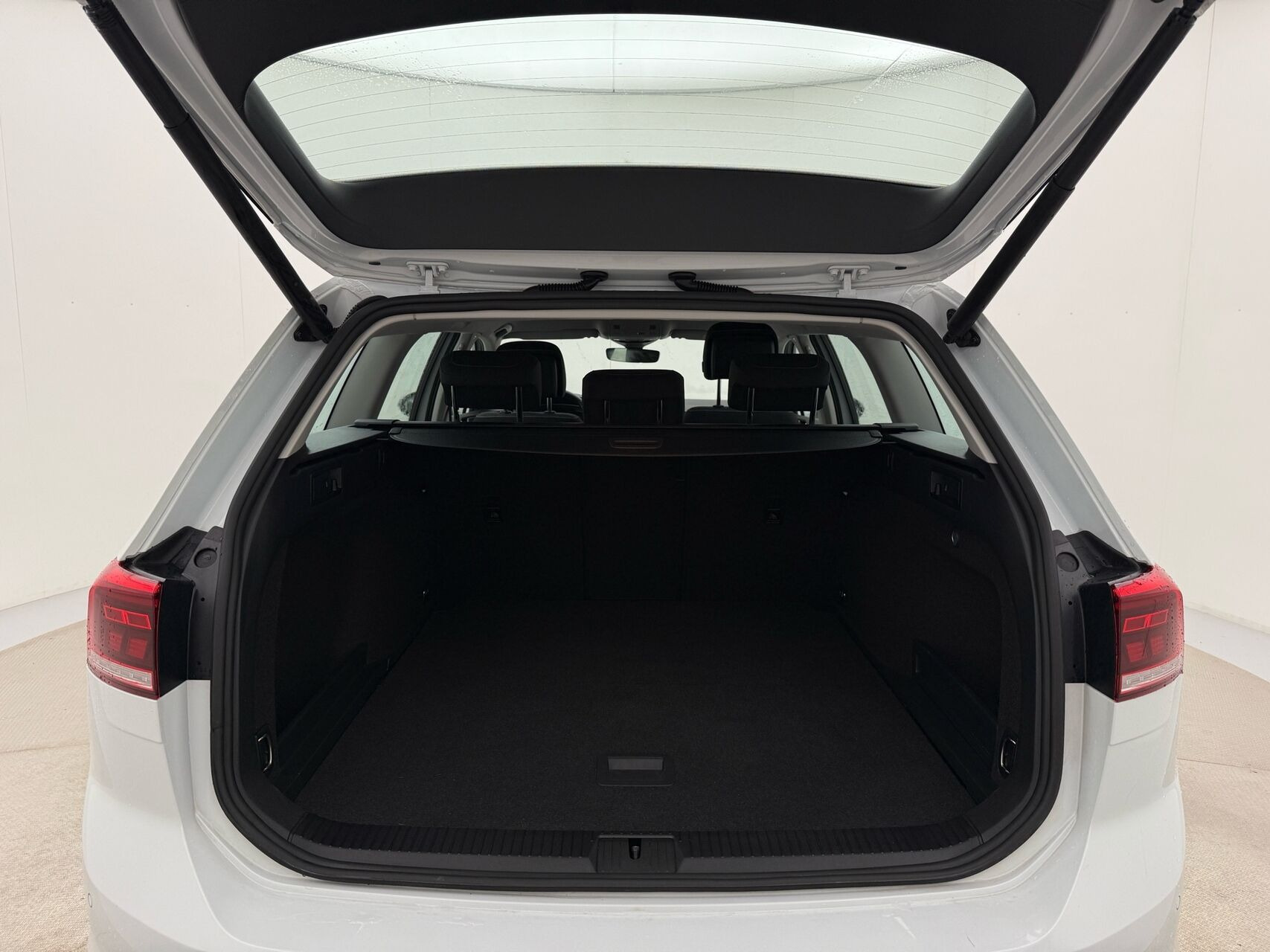 Hvid VW Passat fra 2023
