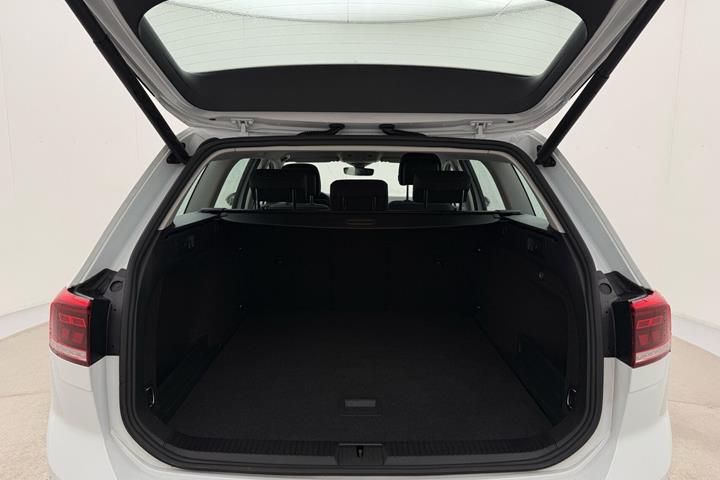 Hvid VW Passat fra 2023