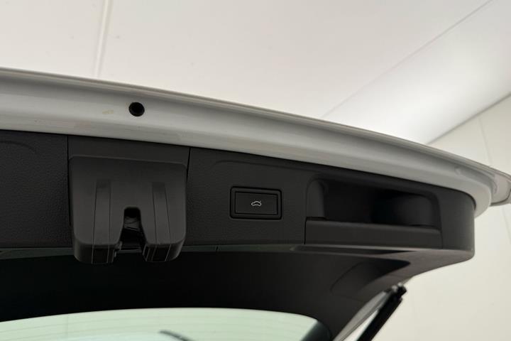 Hvid VW Passat fra 2023