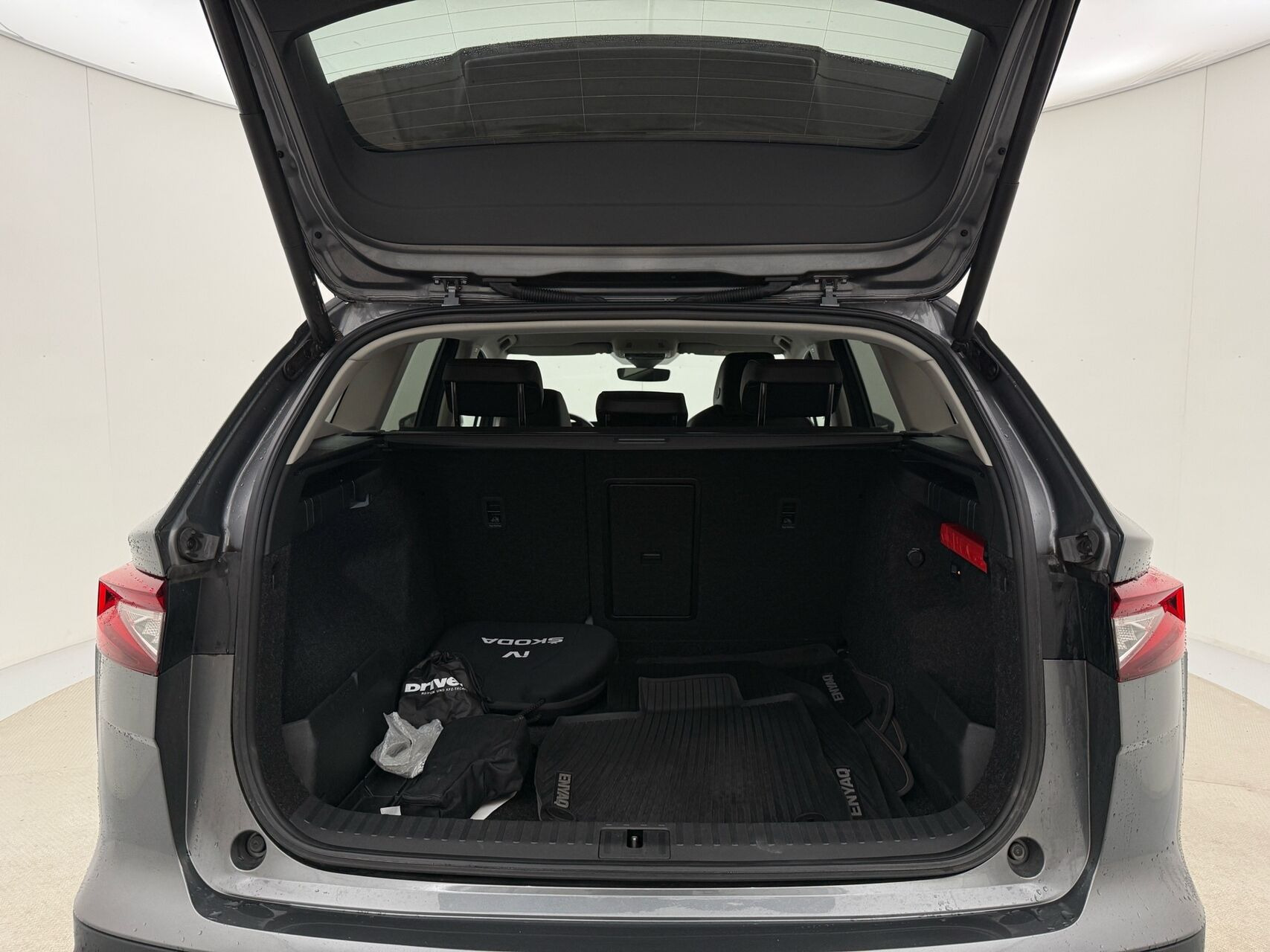 Grå Skoda Enyaq fra 2023
