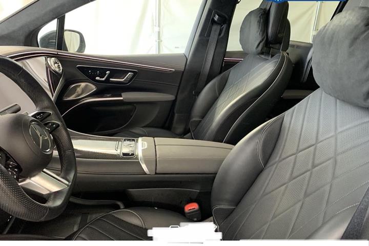 Grå Mercedes EQS580 fra 2024