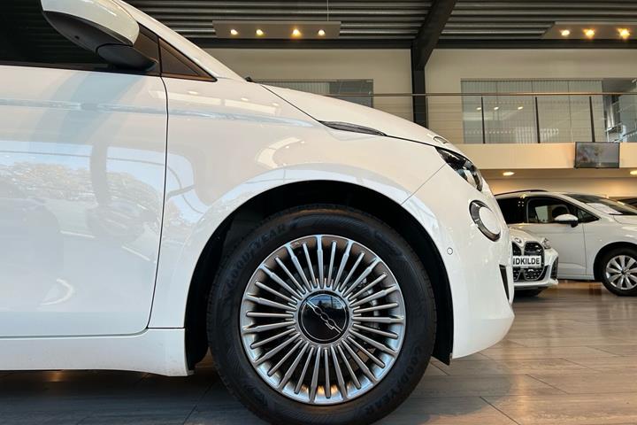 Hvid Fiat 500e fra 2024