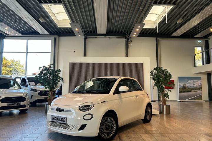 Hvid Fiat 500e fra 2024
