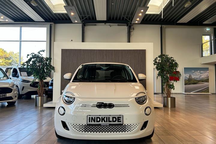 Hvid Fiat 500e fra 2024