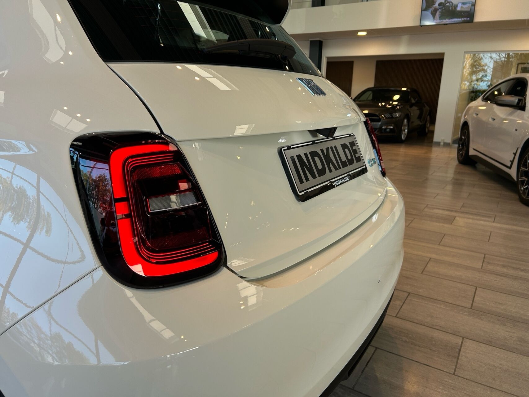 Hvid Fiat 500e fra 2024
