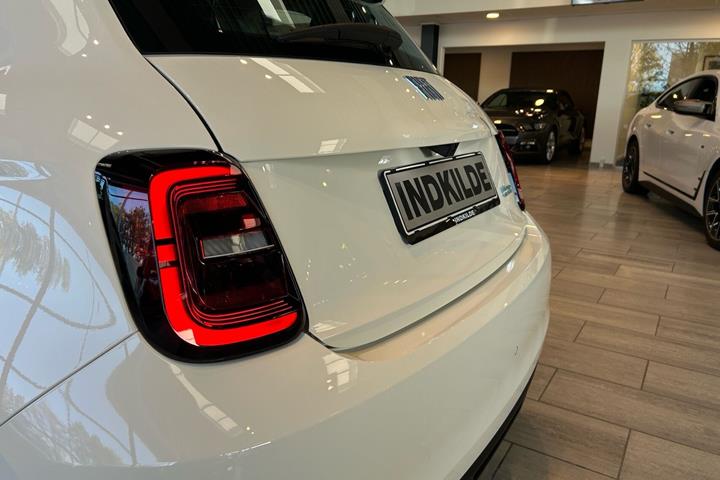 Hvid Fiat 500e fra 2024