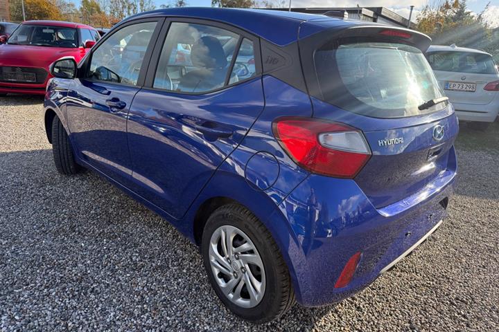 Blå Hyundai i10 fra 2021
