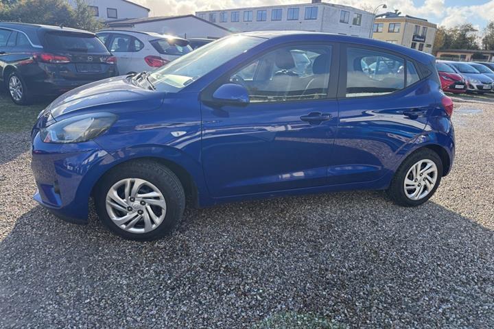 Blå Hyundai i10 fra 2021